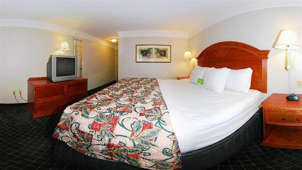 La Quinta By Wyndham North Stone Oak Hotel 3*
