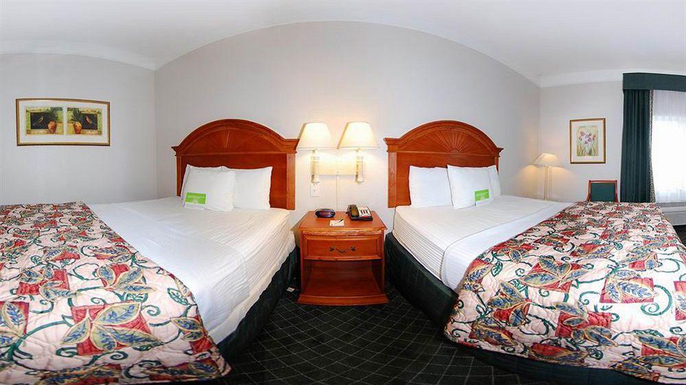 La Quinta By Wyndham North Stone Oak Hotel